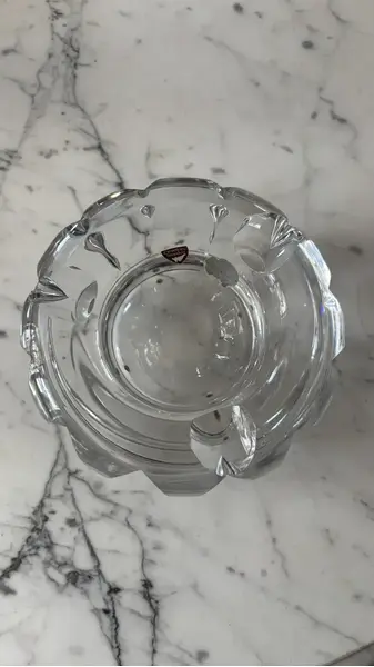 Foto de um(a) Antigo Cinzeiro Art Deco Para Charuto Cristal Orrefors, da categoria de Cinzeiros. ~ Orrefors ~ Aproximadamente 2kg de puro cristal sueco, de ótima qualidade, ricamente lapidado à mão, lindo brilho natural.... Mostrado de uma perspectiva diferente. Vendido no marketplace Trésors.