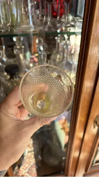 Foto de um(a) Antiga Taça Cálice Copo Tulipa Vidro Veneziano Art Nouveau, da categoria de Copos e taças. Antiga e fina taça em vidro artístico veneziano, pintada à mão. peça única. Altura 15cm. Mostrado de uma perspectiva diferente. Vendido no marketplace Trésors.