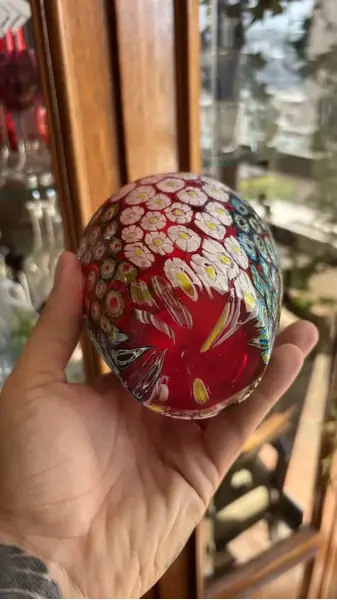 Foto de um(a) Antigo Legítimo Vaso Murano Italiano Vermelho Millefiori (Usado), da categoria de Vasos. ~ Millefiori ~ Murano italiano, significa “mil flores” Belíssimo vaso artístico, ricamente feito à mão por mestres... Mostrado de uma perspectiva diferente. Vendido no marketplace Trésors.