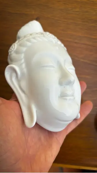 Foto de um(a) Antiga Escultura Máscara De Buda Porcelana Blanc The Chine, da categoria de Objetos de parede esculturais. ~ Blanc The Chine ~ Antiga e expressiva escultura oriental, máscara de parede, representando rosto de Buda/Divindade em... Mostrado de uma perspectiva diferente. Vendido no marketplace Trésors.