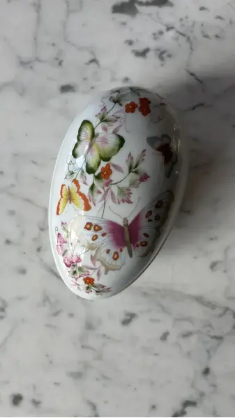 Foto de um(a) Antiga Caixa Decorativa Ovo Porcelana Espanhola Borboleta, da categoria de Porta-Jóias. Antiga e belíssima caixa decorativa porta joias em porcelana espanhola de Madrid. Belíssima decoração floral com borboletas... Mostrado de uma perspectiva diferente. Vendido no marketplace Trésors.