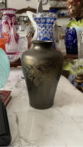 Foto de um(a) Antigo Vaso Jarro Oriental Japonês Bronze Decoração Floral, da categoria de Vasos. Antigo vaso oriental de origem japonesa em bronze com lindo trabalho floral cinzelado à mão. Medidas 21x14cmBoca 7cmPeso 900g. Mostrado de uma perspectiva diferente. Vendido no marketplace Trésors.