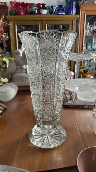 Foto de um(a) Antigo Grande Vaso Jarro Decorativo Cristal Tcheco Lapidado, da categoria de Vasos. Antigo e grande vaso decorativo em cristal translúcido com lindo brilho natural e primorosa lapidação manual. Peça alta,... Mostrado de uma perspectiva diferente. Vendido no marketplace Trésors.
