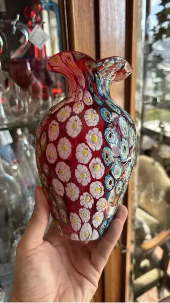 Foto de um(a) Antigo Legítimo Vaso Murano Italiano Vermelho Millefiori (Usado), da categoria de Vasos. ~ Millefiori ~ Murano italiano, significa “mil flores” Belíssimo vaso artístico, ricamente feito à mão por mestres... Mostrado de uma perspectiva diferente. Vendido no marketplace Trésors.