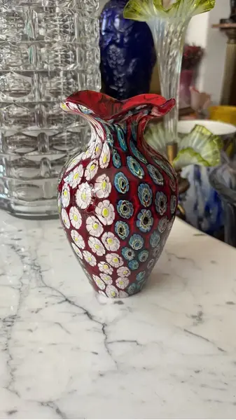 Foto de um(a) Antigo Legítimo Vaso Murano Italiano Vermelho Millefiori (Usado), da categoria de Vasos. ~ Millefiori ~ Murano italiano, significa “mil flores” Belíssimo vaso artístico, ricamente feito à mão por mestres... Mostrado de uma perspectiva diferente. Vendido no marketplace Trésors.