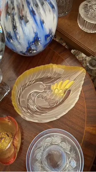Foto de um(a) Antigo Centro De Mesa Saladeira Cisne Em Cristal Satiné, da categoria de Centro de mesa. ~ Walther Glass ~Para servir com elegância e personalidade. Belíssimo centro de mesa, fruteira ou saladeira em cristal... Mostrado de uma perspectiva diferente. Vendido no marketplace Trésors.