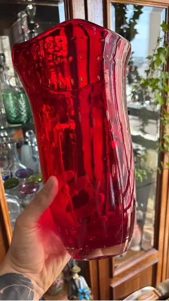 Foto de um(a) Antigo Vaso Jarro Art Deco Murano Italiano Vermelho Rubi, da categoria de Vasos. Antigo e belíssimo vaso artístico de Murano vermelho, meio alaranjando na parte interna, linda combinação de cores. Ótimo... Mostrado de uma perspectiva diferente. Vendido no marketplace Trésors.