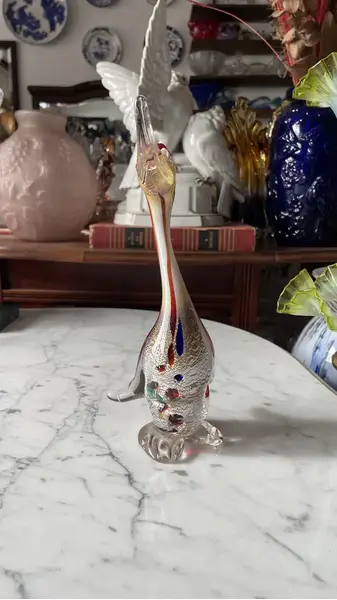 Foto de um(a) Antiga Escultura De Pato Murano Italiano Archimede Seguso, da categoria de Escultura. Antiga e belíssima escultura de pato em Murano italiano feito à mão, com pó de prata em sua composição. Design Archimede... Mostrado de uma perspectiva diferente. Vendido no marketplace Trésors.