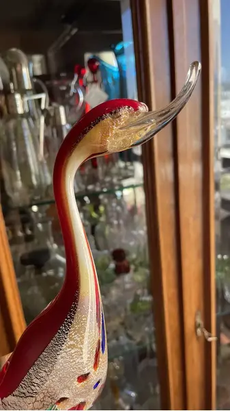 Foto de um(a) Antiga Escultura De Pato Murano Italiano Archimede Seguso, da categoria de Escultura. Antiga e belíssima escultura de pato em Murano italiano feito à mão, com pó de prata em sua composição. Design Archimede... Mostrado de uma perspectiva diferente. Vendido no marketplace Trésors.