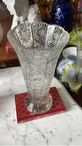Foto de um(a) Antigo Grande Vaso Jarro Decorativo Cristal Tcheco Lapidado, da categoria de Vasos. Antigo e grande vaso decorativo em cristal translúcido com lindo brilho natural e primorosa lapidação manual. Peça alta,... Mostrado de uma perspectiva diferente. Vendido no marketplace Trésors.