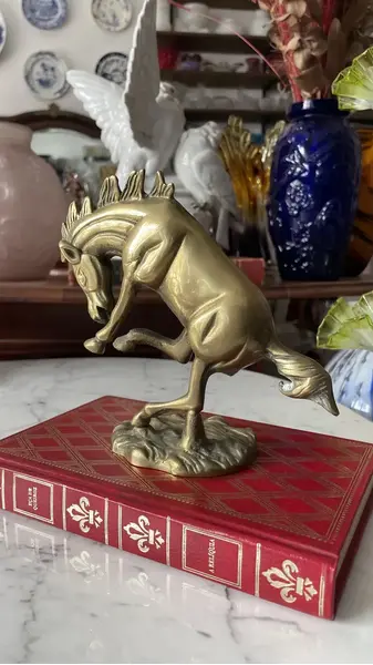 Foto de um(a) Antiga Escultura De Cavalo Saltando Em Bronze Art Deco, da categoria de Escultura. Antiga e linda escultura decorativa representando cavalo saltando em bronze polido.Medidas 15x19cm. Mostrado de uma perspectiva diferente. Vendido no marketplace Trésors.
