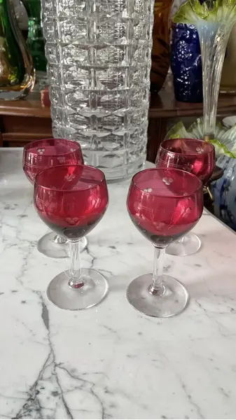 Foto de um(a) Antigo Conjunto Quatro Taças Copos Cristal Francês Vermelho, da categoria de Copos e taças. Antigo e preciso conjunto com quatro taças em cristal francês doublé vermelho rubi. Lapidação chique, discreta e muito... Mostrado de uma perspectiva diferente. Vendido no marketplace Trésors.