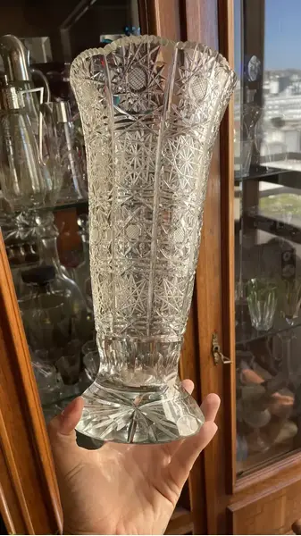 Foto de um(a) Antigo Grande Vaso Jarro Decorativo Cristal Tcheco Lapidado, da categoria de Vasos. Antigo e grande vaso decorativo em cristal translúcido com lindo brilho natural e primorosa lapidação manual. Peça alta,... Mostrado de uma perspectiva diferente. Vendido no marketplace Trésors.