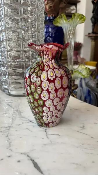 Foto de um(a) Antigo Legítimo Vaso Murano Italiano Vermelho Millefiori (Usado), da categoria de Vasos. ~ Millefiori ~ Murano italiano, significa “mil flores” Belíssimo vaso artístico, ricamente feito à mão por mestres... Mostrado de uma perspectiva diferente. Vendido no marketplace Trésors.