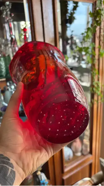 Foto de um(a) Antigo Vaso Jarro Art Deco Murano Italiano Vermelho Rubi, da categoria de Vasos. Antigo e belíssimo vaso artístico de Murano vermelho, meio alaranjando na parte interna, linda combinação de cores. Ótimo... Mostrado de uma perspectiva diferente. Vendido no marketplace Trésors.