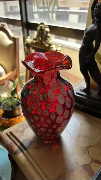 Foto de um(a) Antigo Legítimo Vaso Murano Italiano Vermelho Millefiori (Usado), da categoria de Vasos. ~ Millefiori ~ Murano italiano, significa “mil flores” Belíssimo vaso artístico, ricamente feito à mão por mestres... Mostrado de uma perspectiva diferente. Vendido no marketplace Trésors.