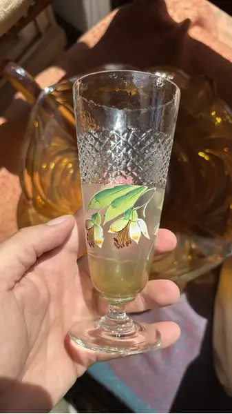 Foto de um(a) Antiga Taça Cálice Copo Tulipa Vidro Veneziano Art Nouveau, da categoria de Copos e taças. Antiga e fina taça em vidro artístico veneziano, pintada à mão. peça única. Altura 15cm. Mostrado de uma perspectiva diferente. Vendido no marketplace Trésors.