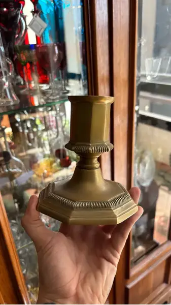 Foto de um(a) Antigo Par De Castiçais Vela Grossa Bronze Italiano Art Deco, da categoria de Castiçais. Simples e chique este antigo par de castiçais em bronze italiano com a base oitavada. São para velas mais largas (com... Mostrado de uma perspectiva diferente. Vendido no marketplace Trésors.