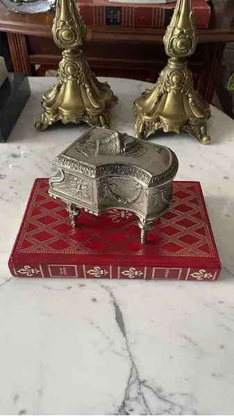 Foto de um(a) Antiga Caixa Joias Piano Metal Prateado Prata Art Nouveau, da categoria de Porta-Jóias. Caixa linda e especial, para quem gosta de peças exclusivas. Antiga e rara caixa decorativa porta joias em metal prateado.... Mostrado de uma perspectiva diferente. Vendido no marketplace Trésors.