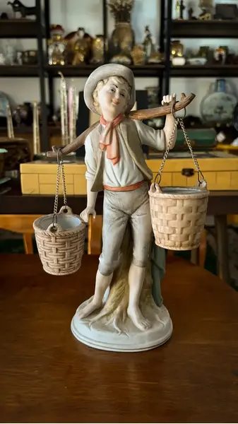 Foto de um(a) Antiga Escultura Vaso Camponês Com Baldes Biscuit Francês, da categoria de Escultura. Antiga e linda escultura representando menino com baldes, ricamente moldado e pintado à mão em biscuit francês. Os baldes... Mostrado de uma perspectiva diferente. Vendido no marketplace Trésors.