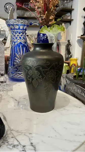 Foto de um(a) Antigo Vaso Jarro Oriental Japonês Bronze Decoração Floral, da categoria de Vasos. Antigo vaso oriental de origem japonesa em bronze com lindo trabalho floral cinzelado à mão. Medidas 21x14cmBoca 7cmPeso 900g. Mostrado de uma perspectiva diferente. Vendido no marketplace Trésors.