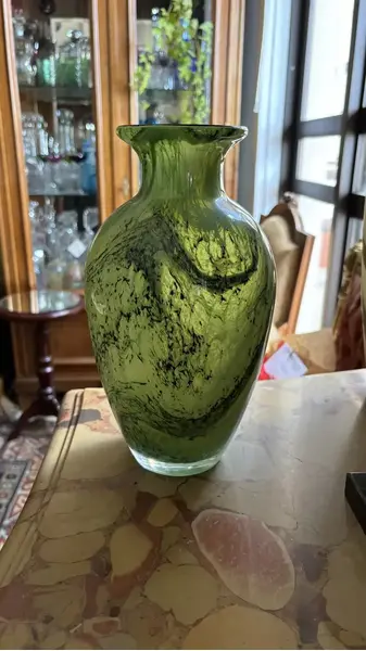 Foto de um(a) Antigo Vaso Jarro Art Deco Em Murano Verde George Davidson, da categoria de Vasos. ~ George Davidson Glass ~Antigo e belíssimo vaso artístico em Murano, feito à mão. Técnica de trabalho marmorizado. Art... Mostrado de uma perspectiva diferente. Vendido no marketplace Trésors.