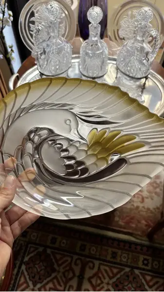 Foto de um(a) Antigo Centro De Mesa Saladeira Cisne Em Cristal Satiné, da categoria de Centro de mesa. ~ Walther Glass ~Para servir com elegância e personalidade. Belíssimo centro de mesa, fruteira ou saladeira em cristal... Mostrado de uma perspectiva diferente. Vendido no marketplace Trésors.