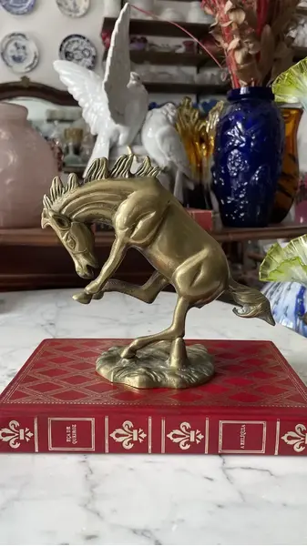 Foto de um(a) Antiga Escultura De Cavalo Saltando Em Bronze Art Deco, da categoria de Escultura. Antiga e linda escultura decorativa representando cavalo saltando em bronze polido.Medidas 15x19cm. Mostrado de uma perspectiva diferente. Vendido no marketplace Trésors.