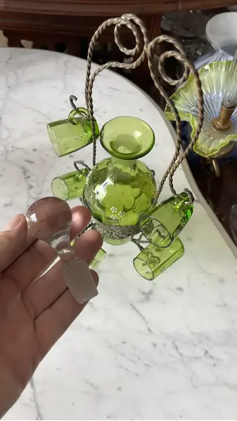 Foto de um(a) Antiga Garrafa Licoreira Copinhos Murano Veneziano Verde, da categoria de Garrafas, potes e jarros. Antiga e preciosa licoreira com cinco copinhos em vidro artístico veneziano na cor verde esmeralda, acompanha o suporte... Mostrado de uma perspectiva diferente. Vendido no marketplace Trésors.