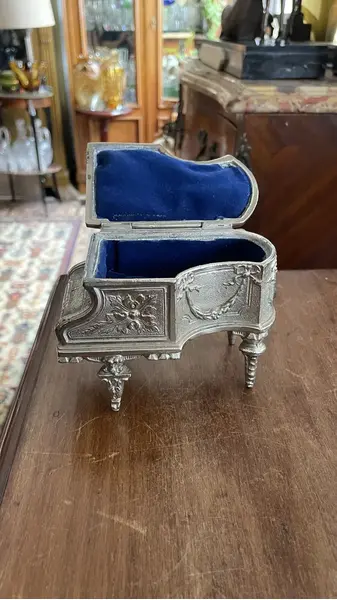 Foto de um(a) Antiga Caixa Joias Piano Metal Prateado Prata Art Nouveau, da categoria de Porta-Jóias. Caixa linda e especial, para quem gosta de peças exclusivas. Antiga e rara caixa decorativa porta joias em metal prateado.... Mostrado de uma perspectiva diferente. Vendido no marketplace Trésors.