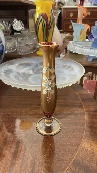 Foto de um(a) Antigo Vaso Solifleur Solitário Em Murano Veneziano Vermelho, da categoria de Vasos. ~ Venetian Glass ~Antigo solifleur artístico em cristal veneziano cor vermelho rubi, peça toda trabalhada à mão, decoração... Mostrado de uma perspectiva diferente. Vendido no marketplace Trésors.