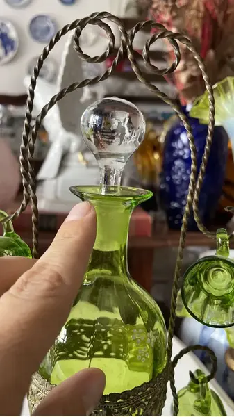 Foto de um(a) Antiga Garrafa Licoreira Copinhos Murano Veneziano Verde, da categoria de Garrafas, potes e jarros. Antiga e preciosa licoreira com cinco copinhos em vidro artístico veneziano na cor verde esmeralda, acompanha o suporte... Mostrado de uma perspectiva diferente. Vendido no marketplace Trésors.