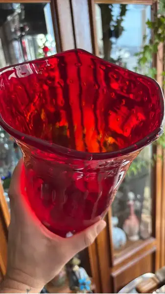 Foto de um(a) Antigo Vaso Jarro Art Deco Murano Italiano Vermelho Rubi, da categoria de Vasos. Antigo e belíssimo vaso artístico de Murano vermelho, meio alaranjando na parte interna, linda combinação de cores. Ótimo... Mostrado de uma perspectiva diferente. Vendido no marketplace Trésors.