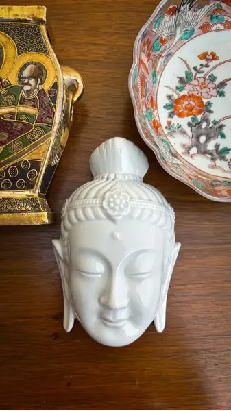 Foto de um(a) Antiga Escultura Máscara De Buda Porcelana Blanc The Chine, da categoria de Objetos de parede esculturais. ~ Blanc The Chine ~ Antiga e expressiva escultura oriental, máscara de parede, representando rosto de Buda/Divindade em... Mostrado de uma perspectiva diferente. Vendido no marketplace Trésors.