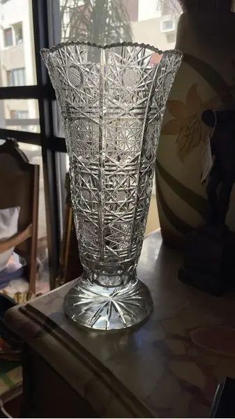 Foto de um(a) Antigo Grande Vaso Jarro Decorativo Cristal Tcheco Lapidado, da categoria de Vasos. Antigo e grande vaso decorativo em cristal translúcido com lindo brilho natural e primorosa lapidação manual. Peça alta,... Mostrado de uma perspectiva diferente. Vendido no marketplace Trésors.