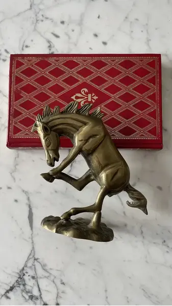 Foto de um(a) Antiga Escultura De Cavalo Saltando Em Bronze Art Deco, da categoria de Escultura. Antiga e linda escultura decorativa representando cavalo saltando em bronze polido.Medidas 15x19cm. Mostrado de uma perspectiva diferente. Vendido no marketplace Trésors.