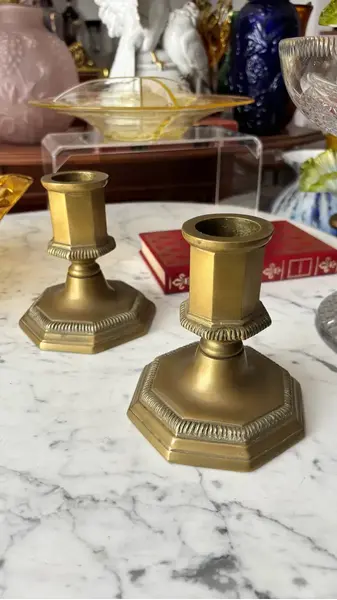 Foto de um(a) Antigo Par De Castiçais Vela Grossa Bronze Italiano Art Deco, da categoria de Castiçais. Simples e chique este antigo par de castiçais em bronze italiano com a base oitavada. São para velas mais largas (com... Mostrado de uma perspectiva diferente. Vendido no marketplace Trésors.