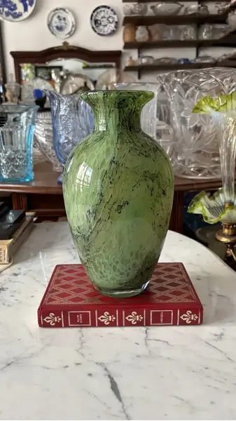 Foto de um(a) Antigo Vaso Jarro Art Deco Em Murano Verde George Davidson, da categoria de Vasos. ~ George Davidson Glass ~Antigo e belíssimo vaso artístico em Murano, feito à mão. Técnica de trabalho marmorizado. Art... Mostrado de uma perspectiva diferente. Vendido no marketplace Trésors.