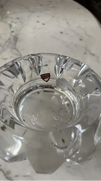 Foto de um(a) Antigo Cinzeiro Art Deco Para Charuto Cristal Orrefors, da categoria de Cinzeiros. ~ Orrefors ~ Aproximadamente 2kg de puro cristal sueco, de ótima qualidade, ricamente lapidado à mão, lindo brilho natural.... Mostrado de uma perspectiva diferente. Vendido no marketplace Trésors.