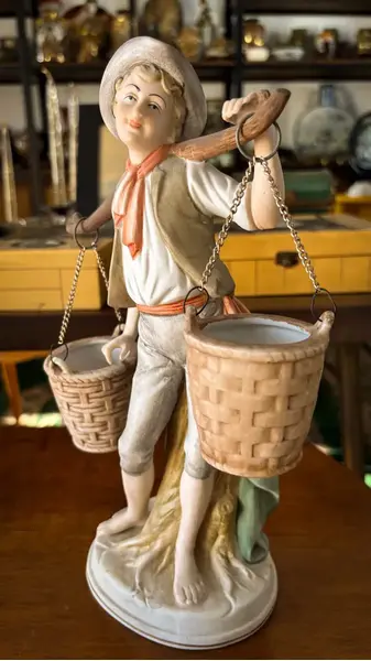 Foto de um(a) Antiga Escultura Vaso Camponês Com Baldes Biscuit Francês, da categoria de Escultura. Antiga e linda escultura representando menino com baldes, ricamente moldado e pintado à mão em biscuit francês. Os baldes... Mostrado de uma perspectiva diferente. Vendido no marketplace Trésors.