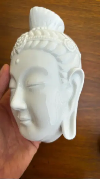 Foto de um(a) Antiga Escultura Máscara De Buda Porcelana Blanc The Chine, da categoria de Objetos de parede esculturais. ~ Blanc The Chine ~ Antiga e expressiva escultura oriental, máscara de parede, representando rosto de Buda/Divindade em... Mostrado de uma perspectiva diferente. Vendido no marketplace Trésors.