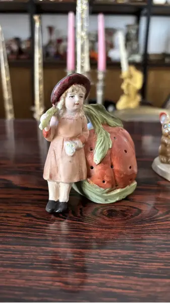 Foto de um(a) Antigo Paliteiro De Coleção Déposé Criança Em Biscuit Alemão, da categoria de Paliteiros. Antigo paliteiro de coleção em Biscuit alemão, ricamente moldado e pintado à mão. Original do início do século XX. Medidas... Mostrado de uma perspectiva diferente. Vendido no marketplace Trésors.