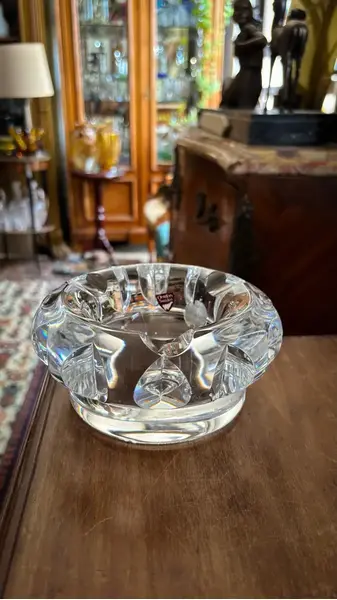 Foto de um(a) Antigo Cinzeiro Art Deco Para Charuto Cristal Orrefors, da categoria de Cinzeiros. ~ Orrefors ~ Aproximadamente 2kg de puro cristal sueco, de ótima qualidade, ricamente lapidado à mão, lindo brilho natural.... Mostrado de uma perspectiva diferente. Vendido no marketplace Trésors.