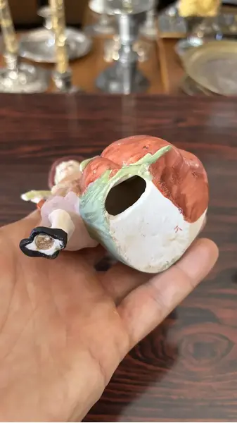 Foto de um(a) Antigo Paliteiro De Coleção Déposé Criança Em Biscuit Alemão, da categoria de Paliteiros. Antigo paliteiro de coleção em Biscuit alemão, ricamente moldado e pintado à mão. Original do início do século XX. Medidas... Mostrado de uma perspectiva diferente. Vendido no marketplace Trésors.