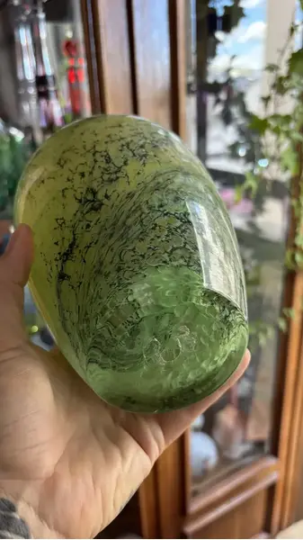 Foto de um(a) Antigo Vaso Jarro Art Deco Em Murano Verde George Davidson, da categoria de Vasos. ~ George Davidson Glass ~Antigo e belíssimo vaso artístico em Murano, feito à mão. Técnica de trabalho marmorizado. Art... Mostrado de uma perspectiva diferente. Vendido no marketplace Trésors.