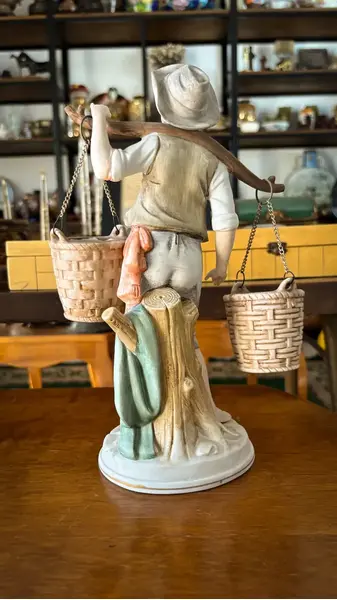 Foto de um(a) Antiga Escultura Vaso Camponês Com Baldes Biscuit Francês, da categoria de Escultura. Antiga e linda escultura representando menino com baldes, ricamente moldado e pintado à mão em biscuit francês. Os baldes... Mostrado de uma perspectiva diferente. Vendido no marketplace Trésors.