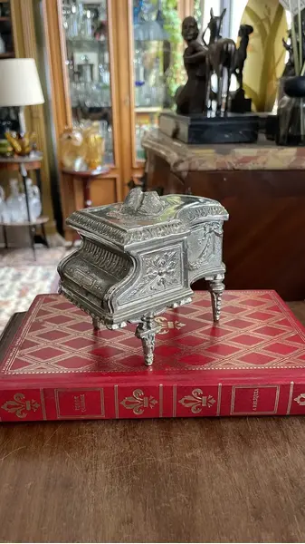 Foto de um(a) Antiga Caixa Joias Piano Metal Prateado Prata Art Nouveau, da categoria de Porta-Jóias. Caixa linda e especial, para quem gosta de peças exclusivas. Antiga e rara caixa decorativa porta joias em metal prateado.... Mostrado de uma perspectiva diferente. Vendido no marketplace Trésors.