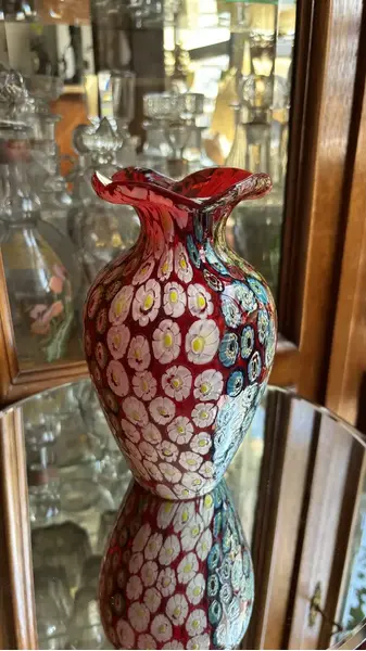 Foto de um(a) Antigo Legítimo Vaso Murano Italiano Vermelho Millefiori (Usado), da categoria de Vasos. ~ Millefiori ~ Murano italiano, significa “mil flores” Belíssimo vaso artístico, ricamente feito à mão por mestres... Mostrado de uma perspectiva diferente. Vendido no marketplace Trésors.