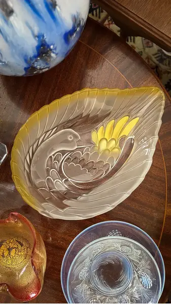 Foto de um(a) Antigo Centro De Mesa Saladeira Cisne Em Cristal Satiné, da categoria de Centro de mesa. ~ Walther Glass ~Para servir com elegância e personalidade. Belíssimo centro de mesa, fruteira ou saladeira em cristal... Mostrado de uma perspectiva diferente. Vendido no marketplace Trésors.
