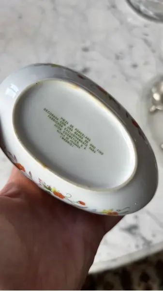 Foto de um(a) Antiga Caixa Decorativa Ovo Porcelana Espanhola Borboleta, da categoria de Porta-Jóias. Antiga e belíssima caixa decorativa porta joias em porcelana espanhola de Madrid. Belíssima decoração floral com borboletas... Mostrado de uma perspectiva diferente. Vendido no marketplace Trésors.